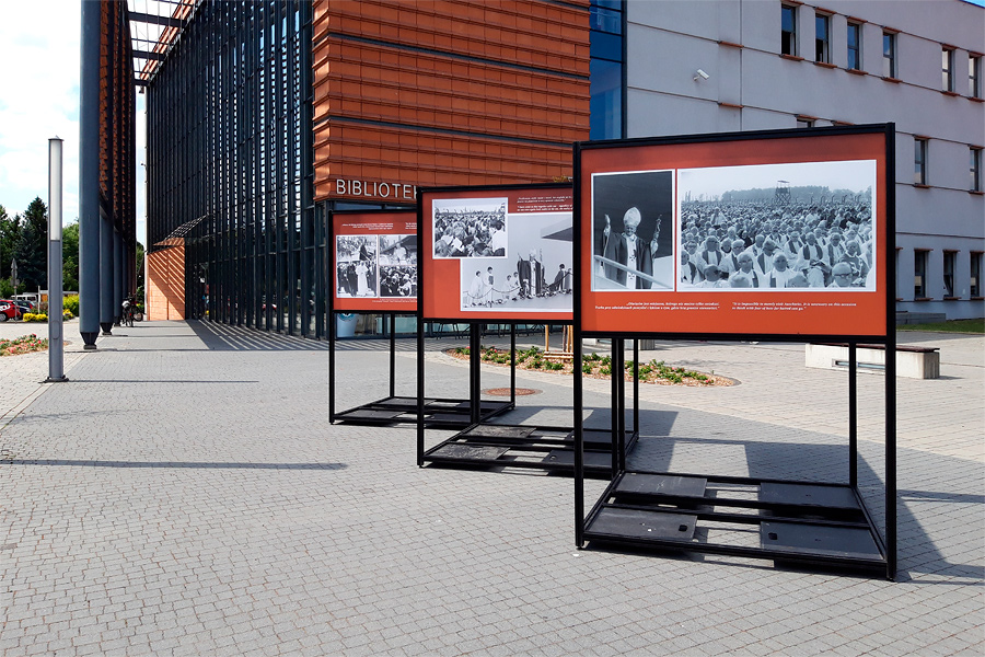 Wystawa przed Miejską Biblioteką Publiczną